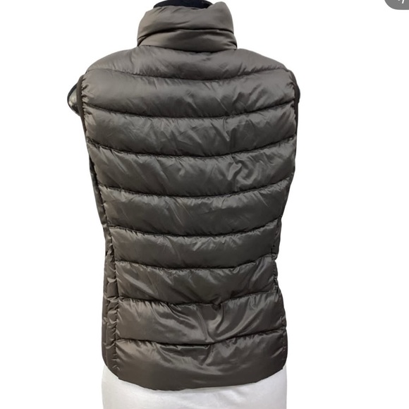 Uniqlo green grey ultra light vest EUC - Picture 3 of 10